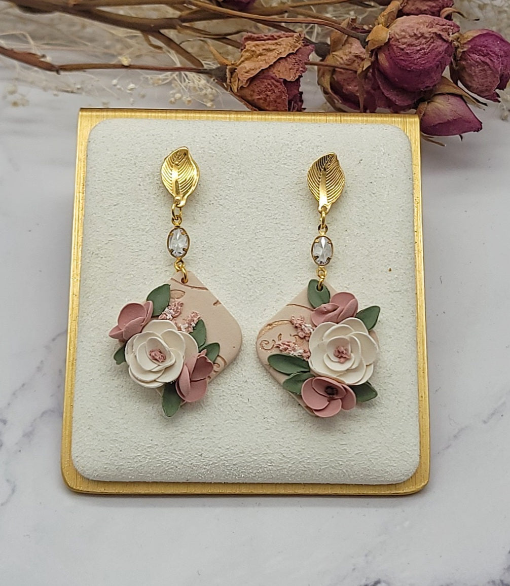 Neutral floral earrings -H